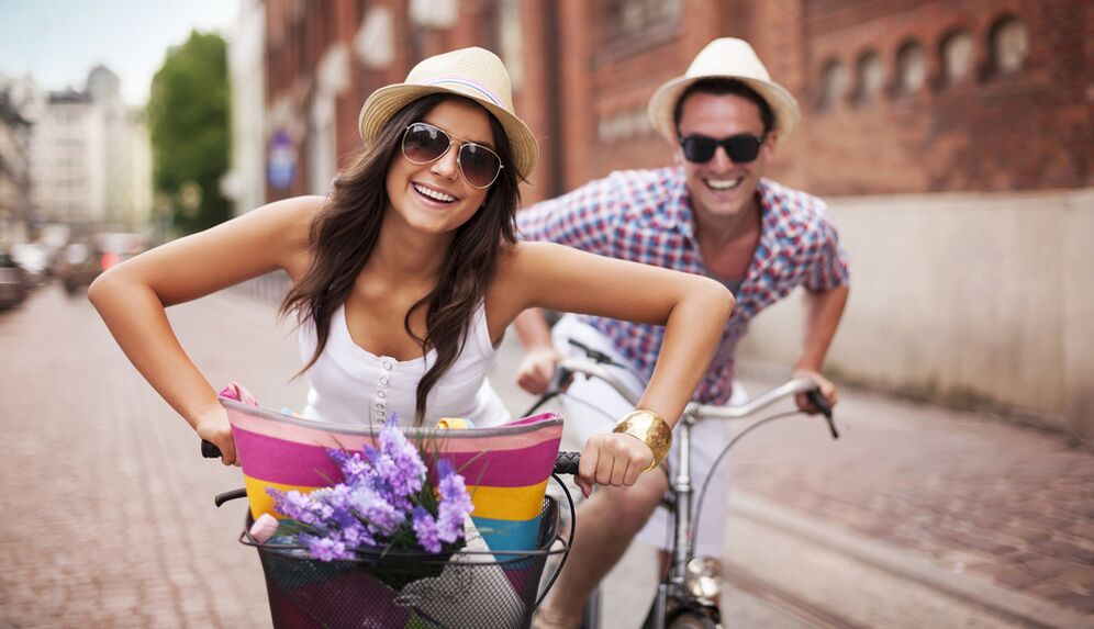 Frau mit einem Mann von Fahrrad