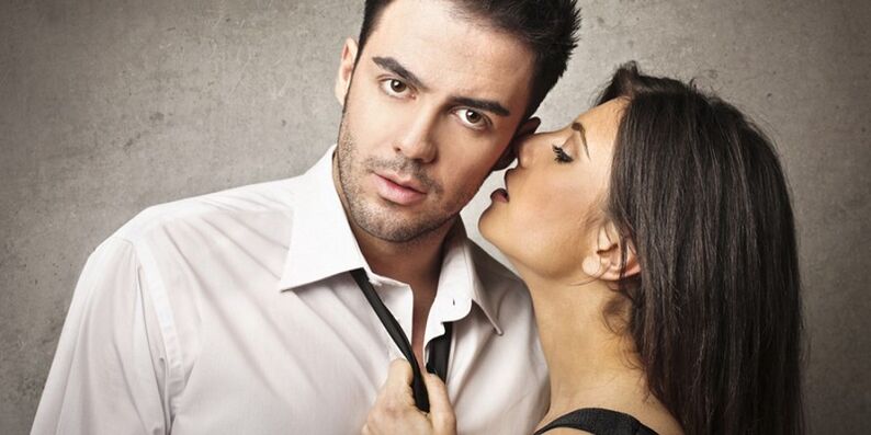 Ein Mädchen verführt einen Mann, der die Potenz steigert